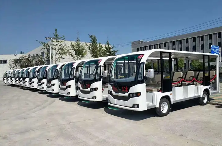 Onze elektrische sightseeingbus met lage snelheid rijdt de universiteitscampus binnen en wordt de eerste keuze voor vervoer in het park